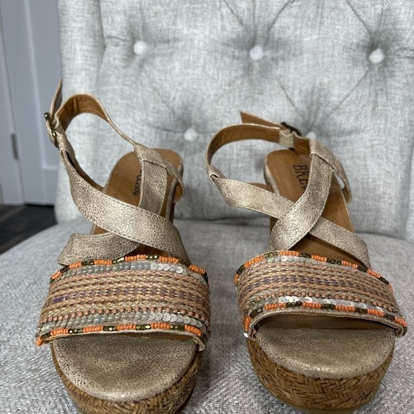 BKE Womens Beaded Golf Faux Leather Sling Back Wedge Sandals Size 9 - Picture 2 of 4